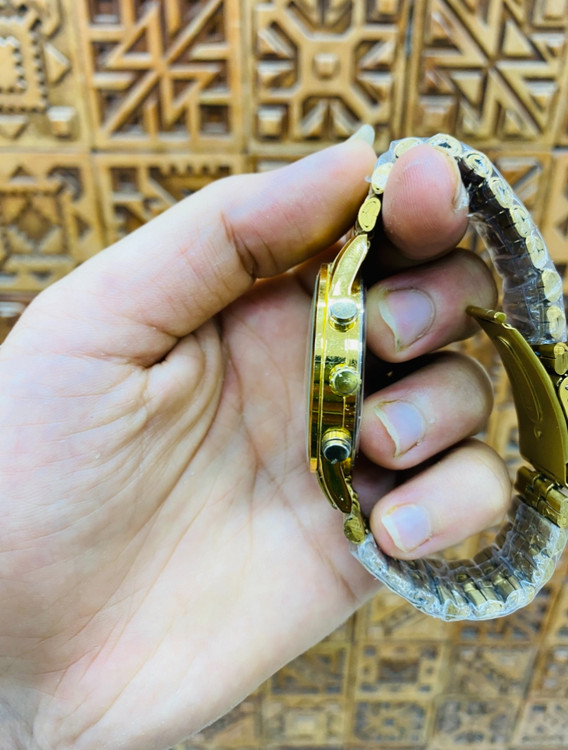 نمایی از پین ساعت طلایی ست