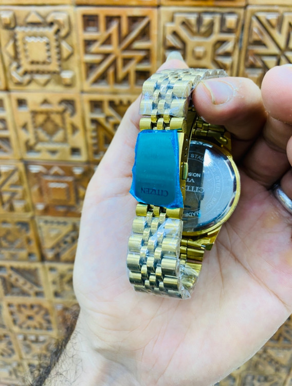 نمایی از قفل کلیپسی ساعت فلزی