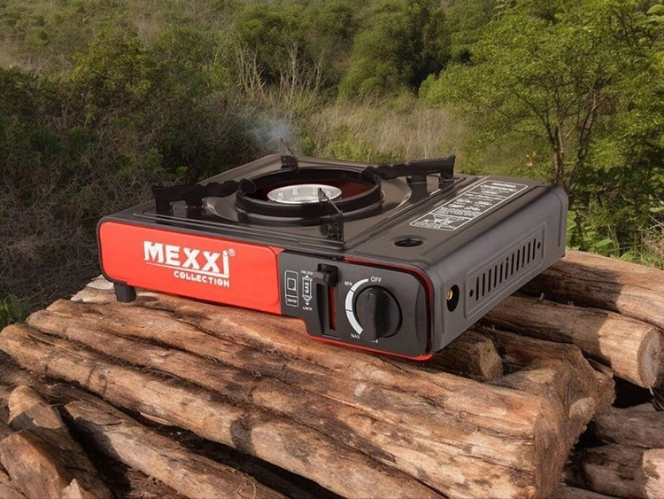 اجاق گاز پیک نیکی MEXXI در کنار تجهیزات سفر و طبیعت گردی