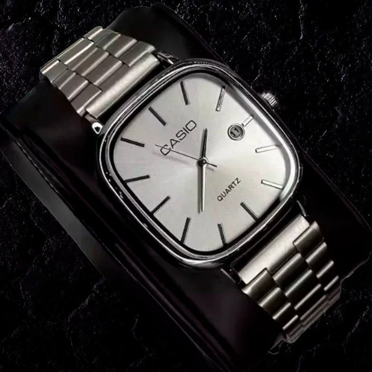 نمای نزدیک ساعت Casio کلاسیک نقره ای بند استیل