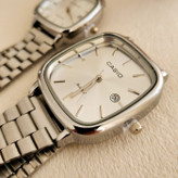 نمای نزدیک صفحه ساعت Casio مستطیلی نقره ای