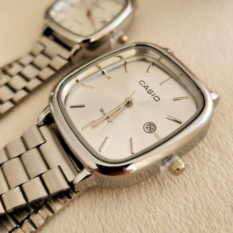 نمای نزدیک صفحه ساعت Casio مستطیلی نقره ای