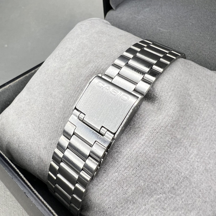 نمای پشت ساعت Casio کلاسیک بند استیل