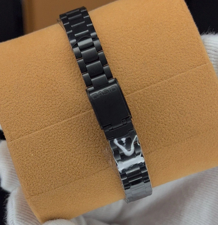 نمای پشت ساعت زنانه کاسیو Casio بند استیل مشکی ضد زنگ