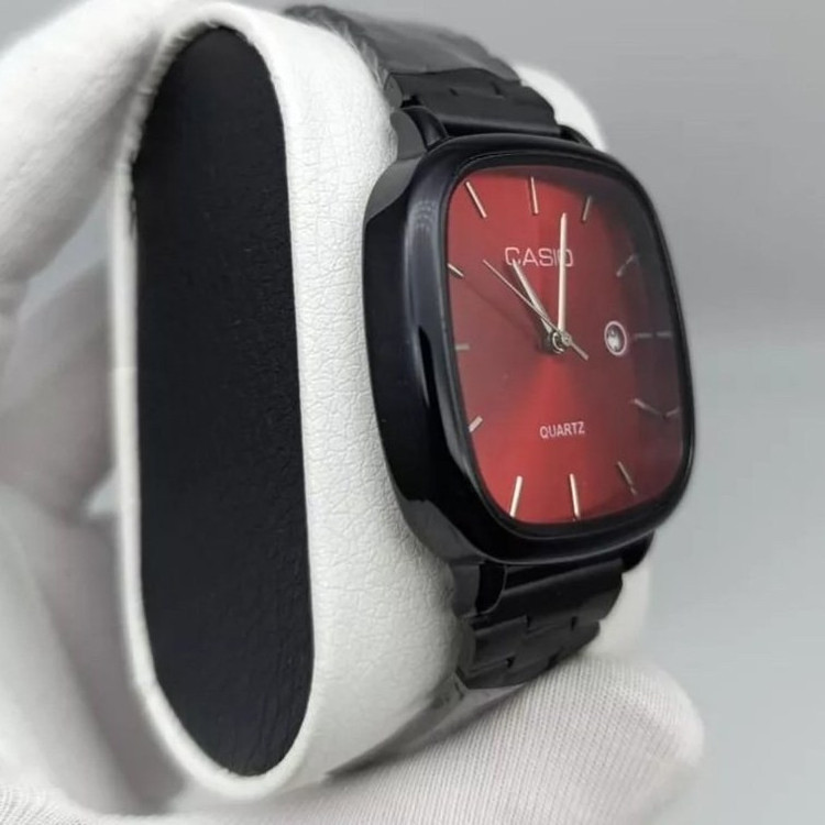 نمای نزدیک ساعت کاسیو Casio بند استیل مشکی صفحه قرمز