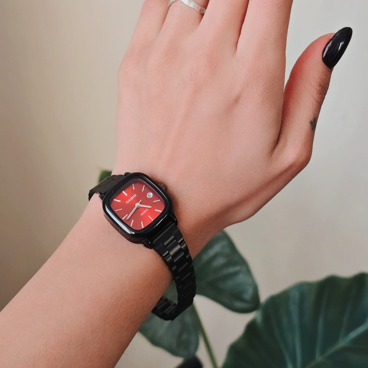 ساعت زنانه کاسیو Casio بند استیل مشکی صفحه قرمز