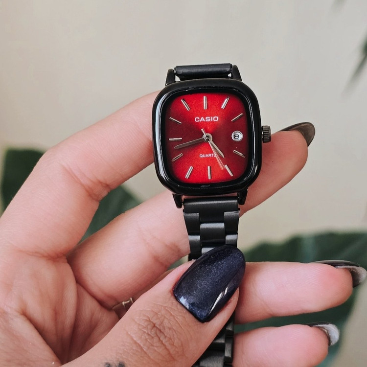 نمای نزدیک ساعت زنانه کاسیو بند استیل مشکی صفحه قرمز
