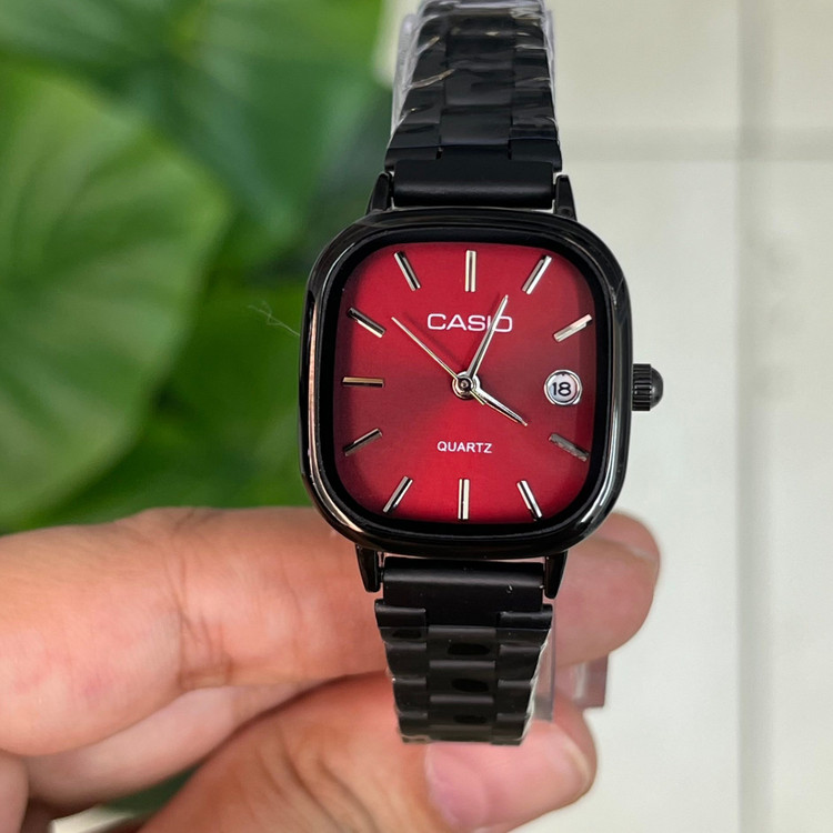 نمای نزدیک ساعت زنانه کاسیو Casio بند استیل مشکی صفحه قرمز