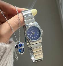 نمای نزدیک ساعت مچی زنانه اومگا OMEGA بند استیل نگین دار رنگ آبی