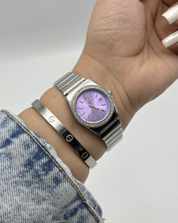 نمای روی دست ساعت مچی زنانه اومگا OMEGA بند استیل نگین دار رنگ بنفش