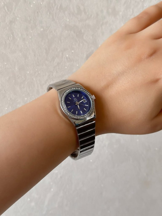 نمای روی دست ساعت زنانه اومگا OMEGA بند استیل نگین دار رنگ آبی