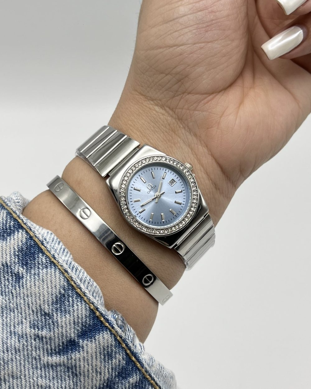نمای روی دست ساعت مچی زنانه اومگا OMEGA بند استیل نگین دار رنگ فیروزه ای