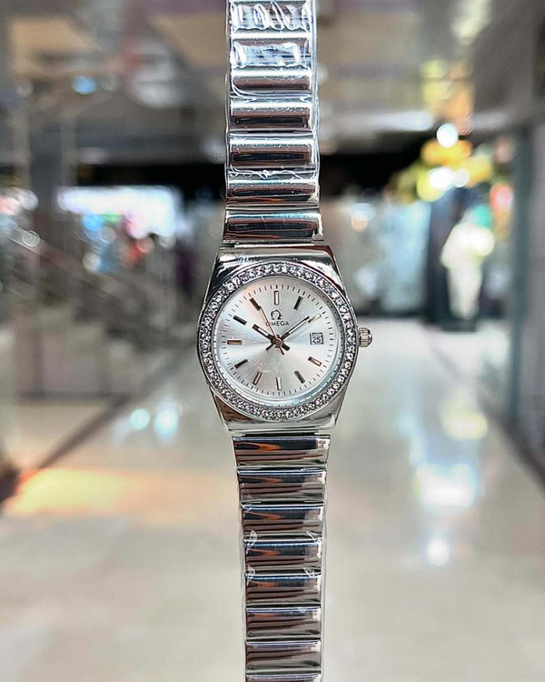 نمای نزدیک ساعت زنانه اومگا OMEGA بند استیل رنگ نقره ای