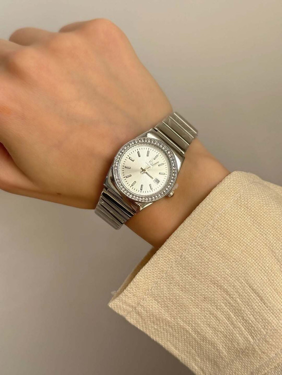 نمای روی دست ساعت زنانه اومگا OMEGA بند استیل رنگ سفید