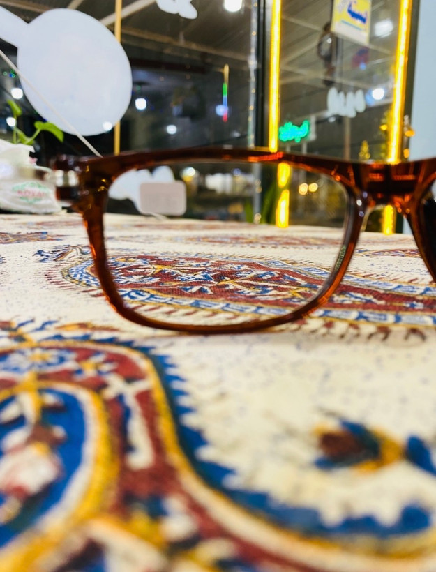 عینک مطالعه نزدیک بین با فریم مگنتی و آهنربایی، مشکی،قهوه ای و رو گردنی مدل ۲۲۱